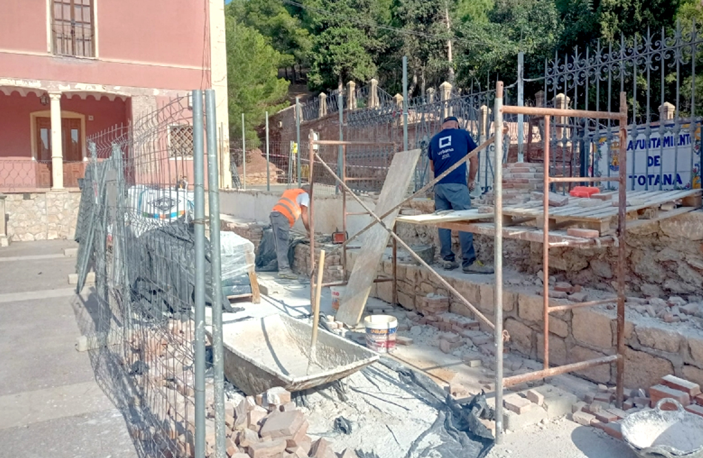 Continúan a buen ritmo las obras de reparación del muro de cerramiento del atrio del Santuario de La Santa